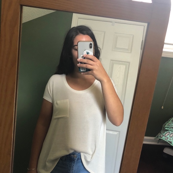 Hollister t shirt✨ - Picture 2 of 5